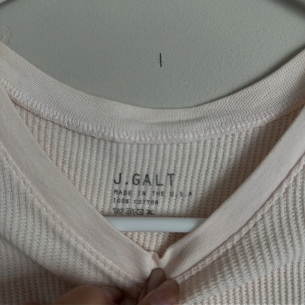 Brandy Melville J. Galt Ribbed Crop Tee – Blush Pink - Picture 2 of 3